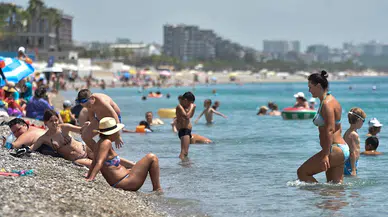 Antalya'da sıcaklık 43,7 dereceye yükseldi, rüzgar 'sıcak' esti