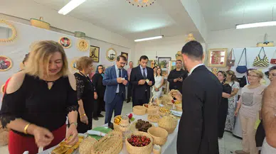 Sanat ve El Emekleri Buluşması: Ardanuç Halk Eğitim Merkezi Yıl Sonu Sergisi Sergiye Damga Vurdu