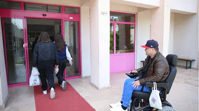 Görevine 1,5 yıl sonra dönen Bahattin öğretmen, engelini öğrencileriyle unutuyor