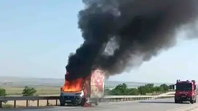 Ekmek dağıtım kamyoneti alev alev yandı