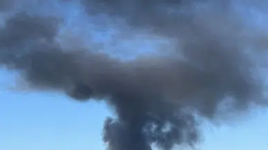 Kocaeli'de, geri dönüşüm tesisinin açık alandaki atık malzemeleri alev aldı 