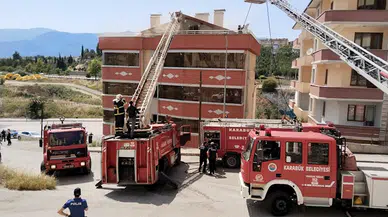 Karabük'te bir apartmanın çatı katında çıkan yangın söndürüldü