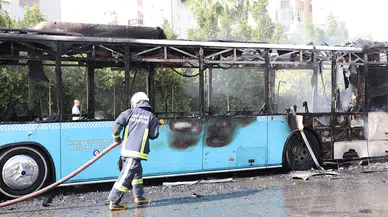 Seyir halinde alev alan halk otobüsü küle döndü; o anlar kamerada