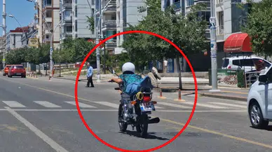 Diyarbakır’da, motosiklet sürücüsünün tehlikeli yolculuğu kamerada 