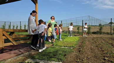 Düzce'de çocuklar hobi bahçesinde sebze yetiştirerek çevre bilinci kazanıyor