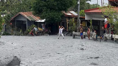 Filipinler’de volkanik patlama sonrası nehirden çamur ve kül akmaya başladı