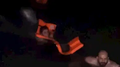 Artvin’de tur teknesi battı; yaralanan 5 kişiyi balıkçılar kurtardı (2)