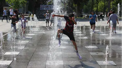 Tokat'ta sıcaktan bunalan çocuklar fıskiyelerin altında serinledi