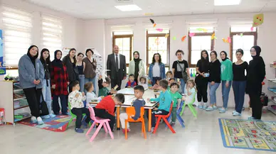 Üniversiteliler ihtiyaç fazlası giysilerden yaptıkları oyuncakları çocuklara dağıttı