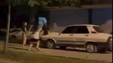 Şanlıurfa'da park halindeki otomobile kaldırım taşıyla zarar verdi