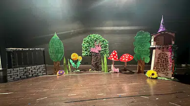 Sokaktan toplanan atıklar sahne dekoruna dönüştü