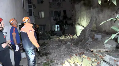 İstanbul- Fatih'te tarihi yapının bitişiğindeki istinat duvarı çöktü