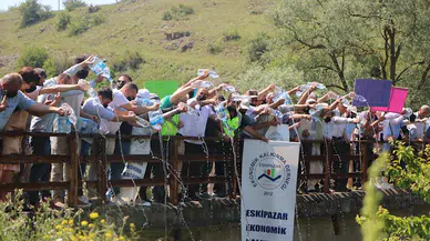 4 kentte yaşayanları mağdur eden çevre kirliliği; tepki için çaya temiz su döktüler