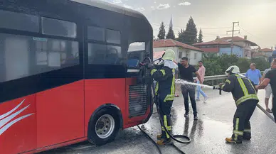 Kula'da seyir halindeki halk otobüsünde yangın çıktı