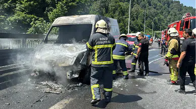 Bolu'da seyir halindeyken yangın çıkan panelvan kullanılamaz hale geldi