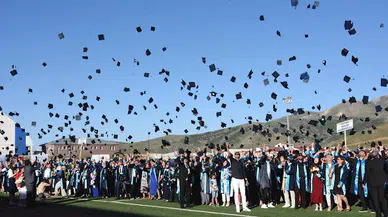 Bitlis'te 2 bin 390 üniversite öğrencisi ,mezuniyet sevinci yaşadı