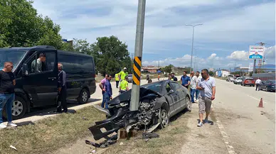 Sinop'ta aydınlatma direğine çarpan otomobildeki 5 kişi yaralandı