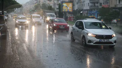 Antalya'da yağmur ve fırtına hayatı olumsuz etkiledi