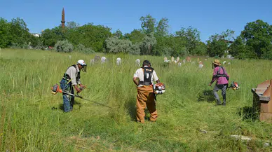 Adilcevaz'da bayram öncesi mezarlıklarda çalışma başlatıldı