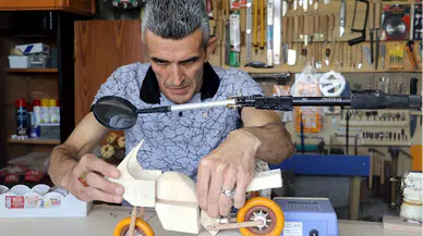 Ahşaptan yaptığı süs eşyalarını SMA hastası ve lösemili çocuklar yararına bağışlıyor