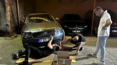 Otomobilin motor kısmında dünyaya gelen kediler 12 saatlik çalışmayla kurtarıldı