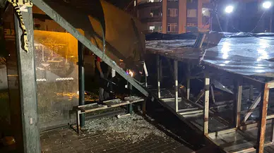 Yağmurdan korunmak için durağa sığındılar, üzerlerine reklam panosu devrildi: 1 ölü, 1 yaralı