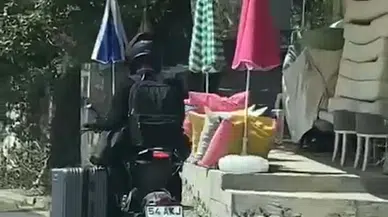 Motosikletlinin valiziyle tehlikeli yolculuğu 