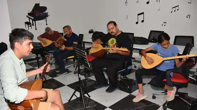 Şehzadeler'de müzik tutkunları için enstrüman kursu