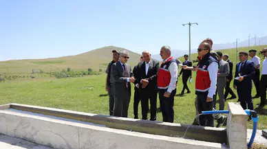 Vali Çelik'ten öğrencilere tatil kitabı 