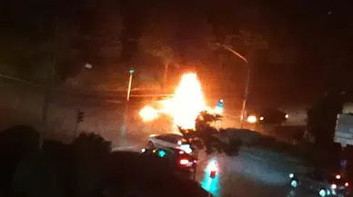 Yıldırım isabet eden motosiklet alev topuna döndü, sürücünün yaralandığı olay anı kamerada