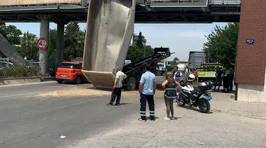 TIR'ın açık kalan dorsesi üst geçide çarpıp asılı kaldı