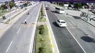 Edirne'de motosikletin yaya geçidinde çarptığı yaşlı adam ağır yaralandı; kaza kamerada