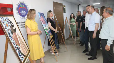 Taşova'da yağlı boya resim ve ahşap yakma sanatı sergisi açıldı