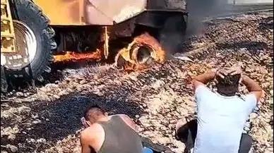 Yanan biçerdöverinin yanında ağıt yaktı