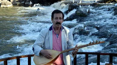 Kaçak inci kefali avcılığına dikkat çekmek için bağlamasıyla türkü söyledi