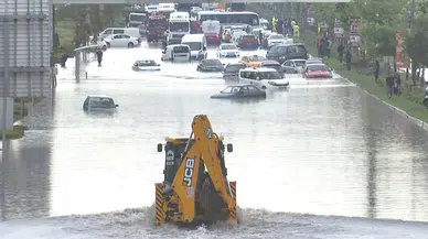 Ankara'yı yine sağanak vurdu; yollar göle döndü (2)