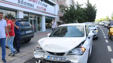 Sınava gidenlerin içinde bulunduğu 3 araç zincirleme kaza yaptı; öğrencileri polis yetiştirdi