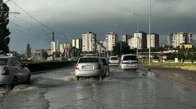 Kayseri'de şiddetli rüzgar ve sağanak; çatılar uçtu, yollar göle döndü