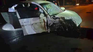 Tokat'ta aydınlatma direğine çarpan otomobildeki 3 kişi yaralandı