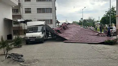 Erciş'te fırtına çatıları uçurdu