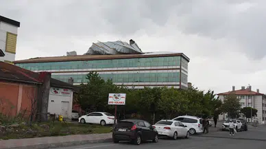 Bitlis’te kuvvetli rüzgar; çatılar uçtu, araçlar hasar gördü