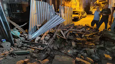 Fatih'te 2 katlı tarihi bina kısmen çöktü 