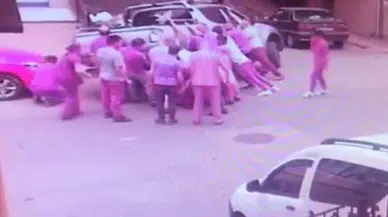 Rize'de geri manevra yapan kamyonet 2 yayayı altına kaldı; o anlar kamerada 