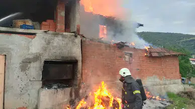 Salamura yapımı için yakılan ateşin sıçradığı ev yandı
