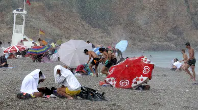 Antalya'da sıcaktan bunalanlar denizde yağmura yakalandı