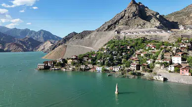 Baraj suyu köyü ikiye böldü; taşınmayan evlerde göl manzarası