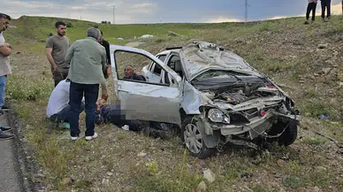 Bingöl’de yol kenarına devrilen otomobilin sürücüsü yaralandı