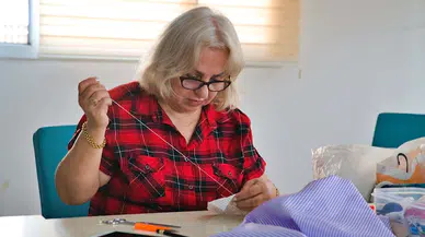 Evlerindeki atık kumaşları dönüştürerek yeni ürünler ortaya çıkarıyorlar