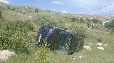 Tunceli'de İlçe Milli Eğitim Müdürü'nün kullandığı kamyonet, YKS dönüşü şarampole yuvarlandı: 4 yaralı