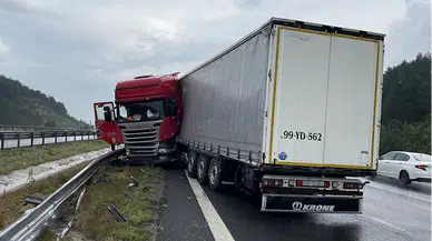 Anadolu Otoyolu'nun Bolu kesiminde bariyere çarpan tırın sürücüsü yaralandı
